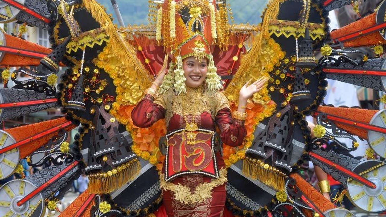 Kementerian Pariwisata menegaskan Sawahlunto International Songket Silungkang Carnival (SISSCa) bukan sekadar perayaan, melainkan strategi jitu melestarikan dan memperkenalkan budaya Nusantara ke mata dunia. Apa rahasia di baliknya?