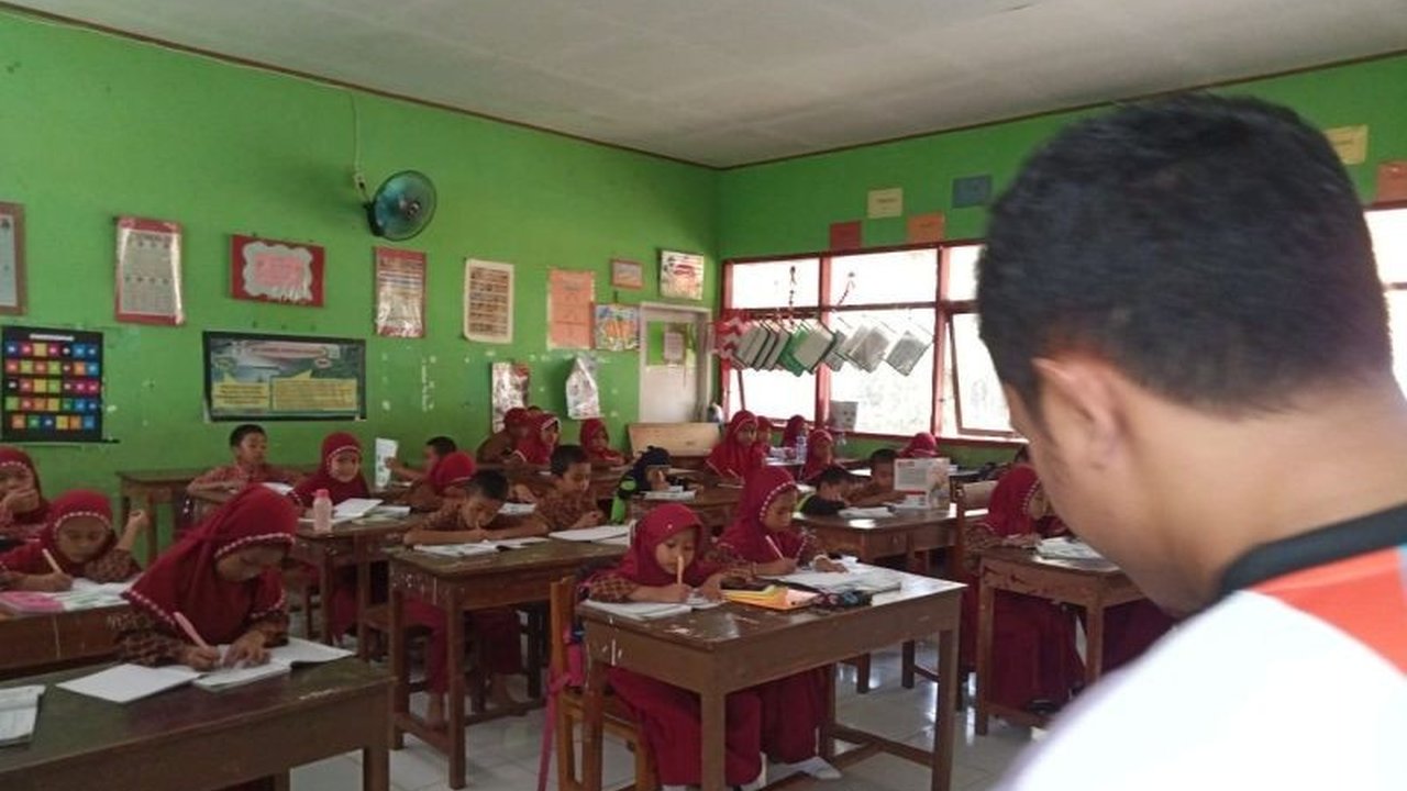 Pemotongan honor non-ASN di Maros menjadi sorotan. Apa sebenarnya yang menyebabkan honor mereka berkurang drastis? Disdik Maros beri penjelasan terkait aturan Kemendikdasmen.