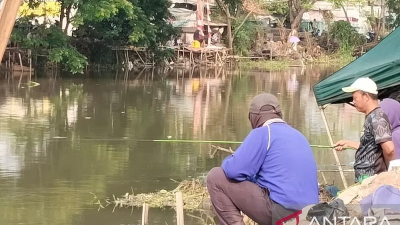Antusiasme ribuan warga Karawang memadati saluran irigasi untuk Mancing Gratis Karawang sangat tinggi, dengan tebaran 3 ton ikan lele dan mas meriahkan Hari Jadi ke-392 Kabupaten Karawang.