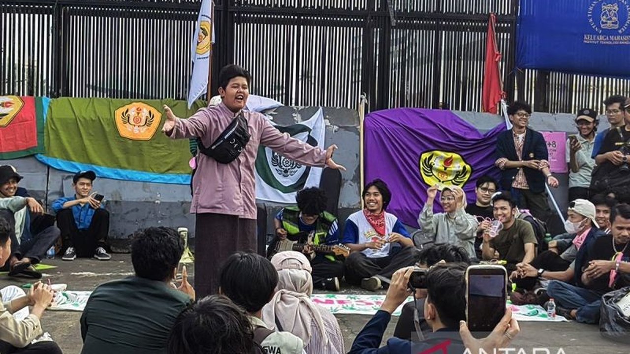 Di tengah gejolak sosial dan fabrikasi kebenaran, '17+8 Tuntutan Rakyat' berhasil memobilisasi publik. Simak bagaimana **peran media arus utama** menjadi kunci validasi dan amplifikasi gerakan ini.