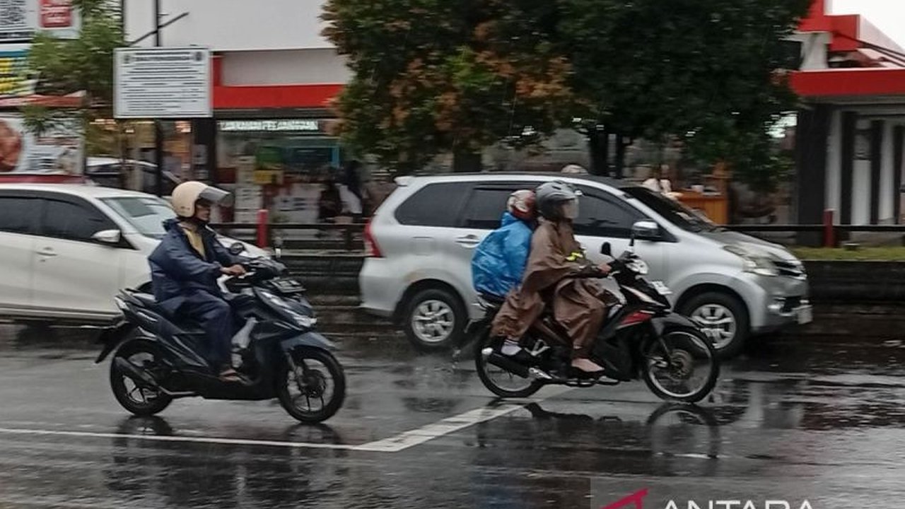 BMKG memprediksi potensi hujan di Jateng Selatan hingga akhir Agustus 2025, meski seharusnya musim kemarau. Apa penyebab fenomena cuaca tak biasa ini dan bagaimana dampaknya?