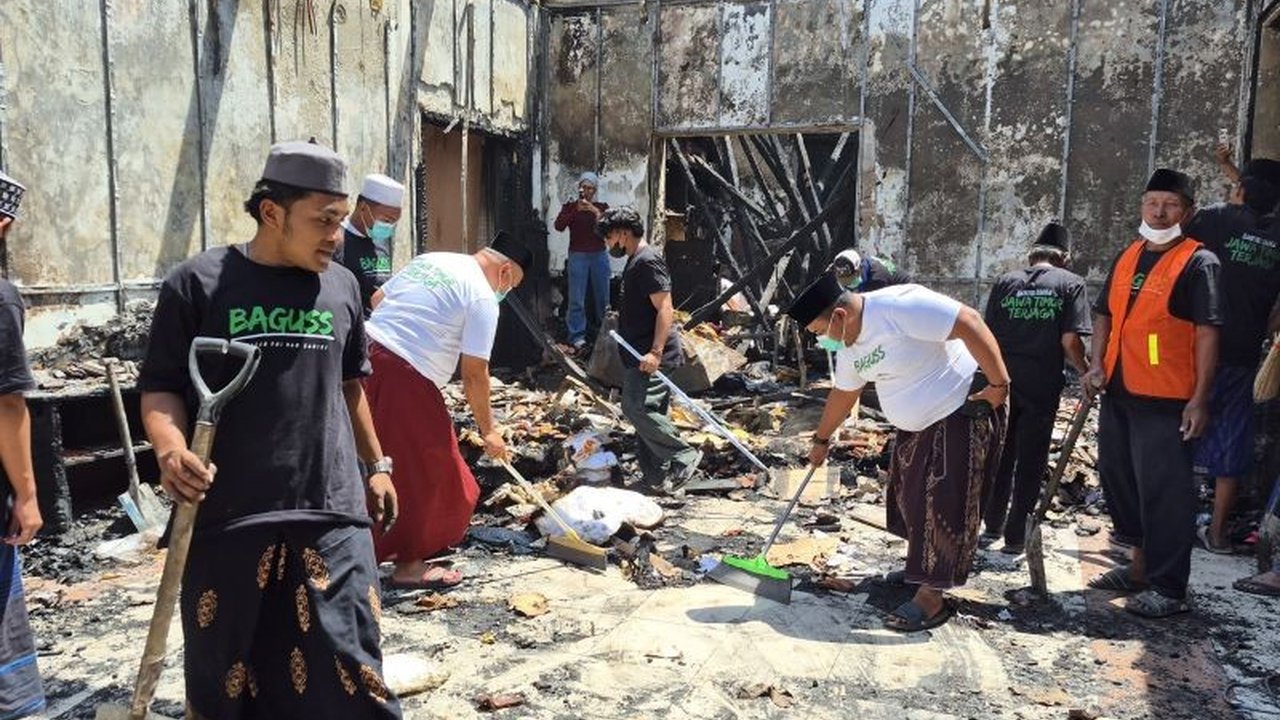 Ratusan Relawan Baguss Jatim, terdiri dari santri dan pengasuh pesantren, sigap membersihkan sisa kebakaran Gedung Grahadi Surabaya. Mengapa mereka begitu peduli?
