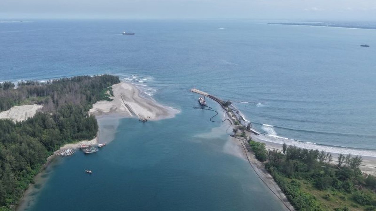 Pelindo Regional 2 Cabang Bengkulu menegaskan keselamatan pelayaran adalah prioritas utama dalam pengerukan alur Pelabuhan Pulau Baai. Simak upaya mereka!