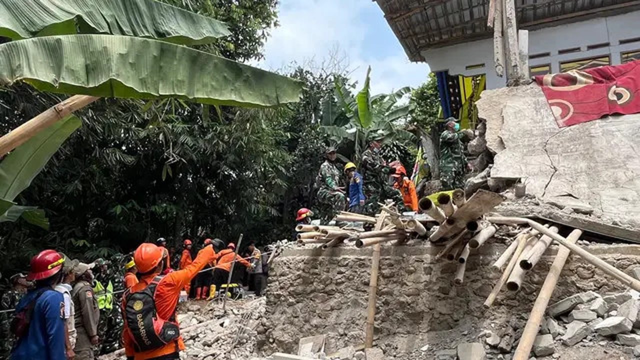 Petugas tengah mengevakuasi bangunan majelis taklim ibu-ibu yang ambruk saat digunakan acara Maulid Nabi Muhammad. (Liputan6.com/ Achmad Sudarno)