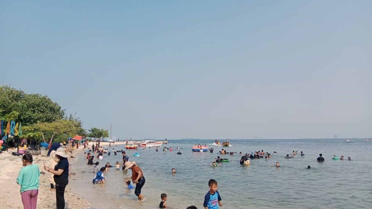 Kepulauan Seribu kembali menjadi primadona liburan panjang akhir pekan. Ribuan wisatawan menyerbu destinasi ini, penasaran mengapa Kepulauan Seribu selalu jadi pilihan utama?