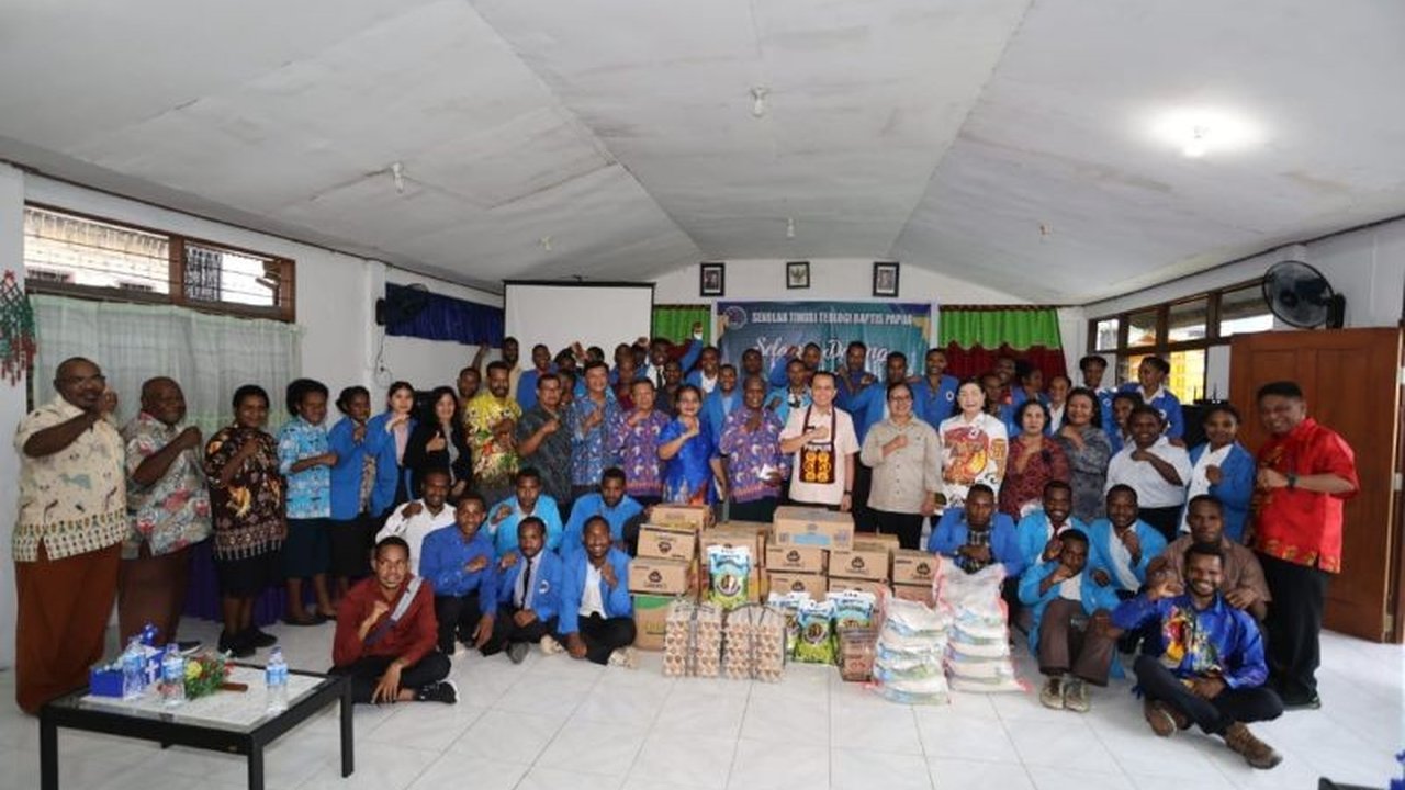 Pemprov Papua serius tingkatkan SDM! Simak bagaimana Bantuan Pendidikan Papua disalurkan, mengungkap komitmen daerah dalam memutus rantai kemiskinan dan mendorong kemajuan.