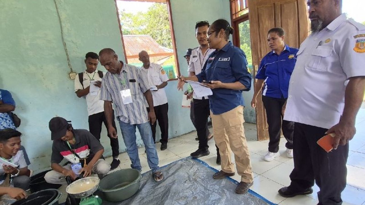 Dinas Kelautan dan Perikanan (DKP) Papua melatih 26 pembudidaya ikan air tawar di Jayapura tentang cara membuat pakan ikan mandiri. Ini rahasia menekan biaya produksi yang signifikan!