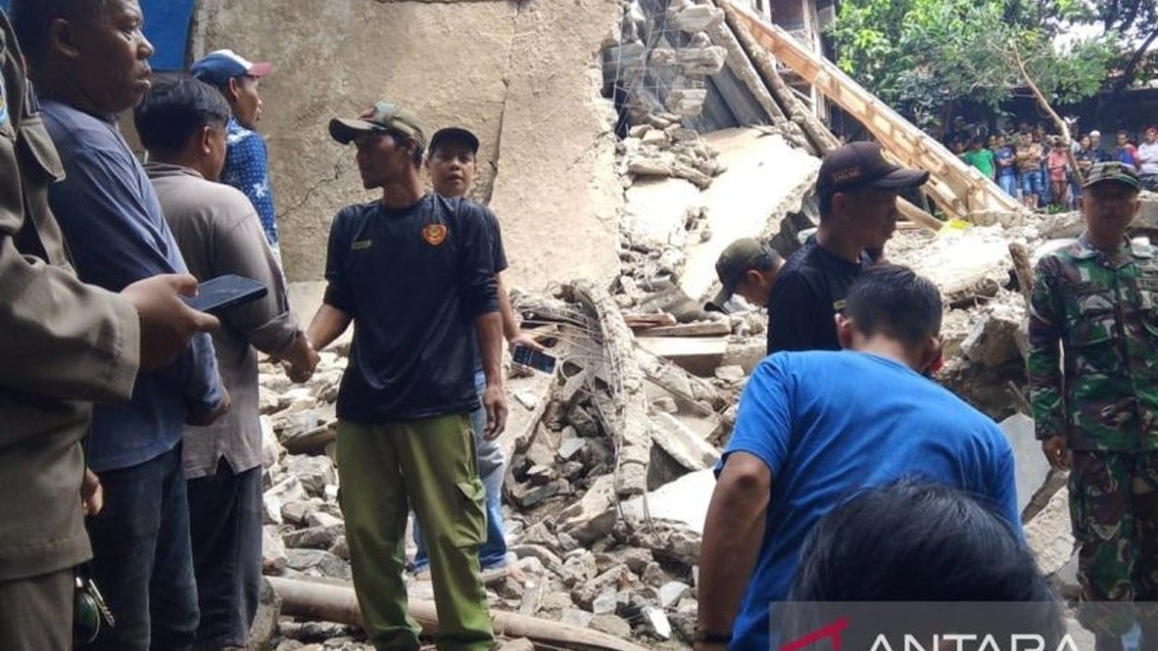 Insiden Majelis Ambruk di Bogor menelan korban jiwa dan luka-luka. Tim gabungan terus menyisir lokasi untuk memastikan tidak ada korban lain. Apa penyebabnya?