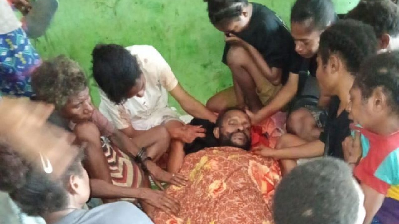 Insiden penembakan yang menewaskan Praka Edison Muenda di Waris, Keerom, melibatkan oknum TNI. Pelaku sudah diamankan. Apa motif di balik tragedi ini? Simak selengkapnya.