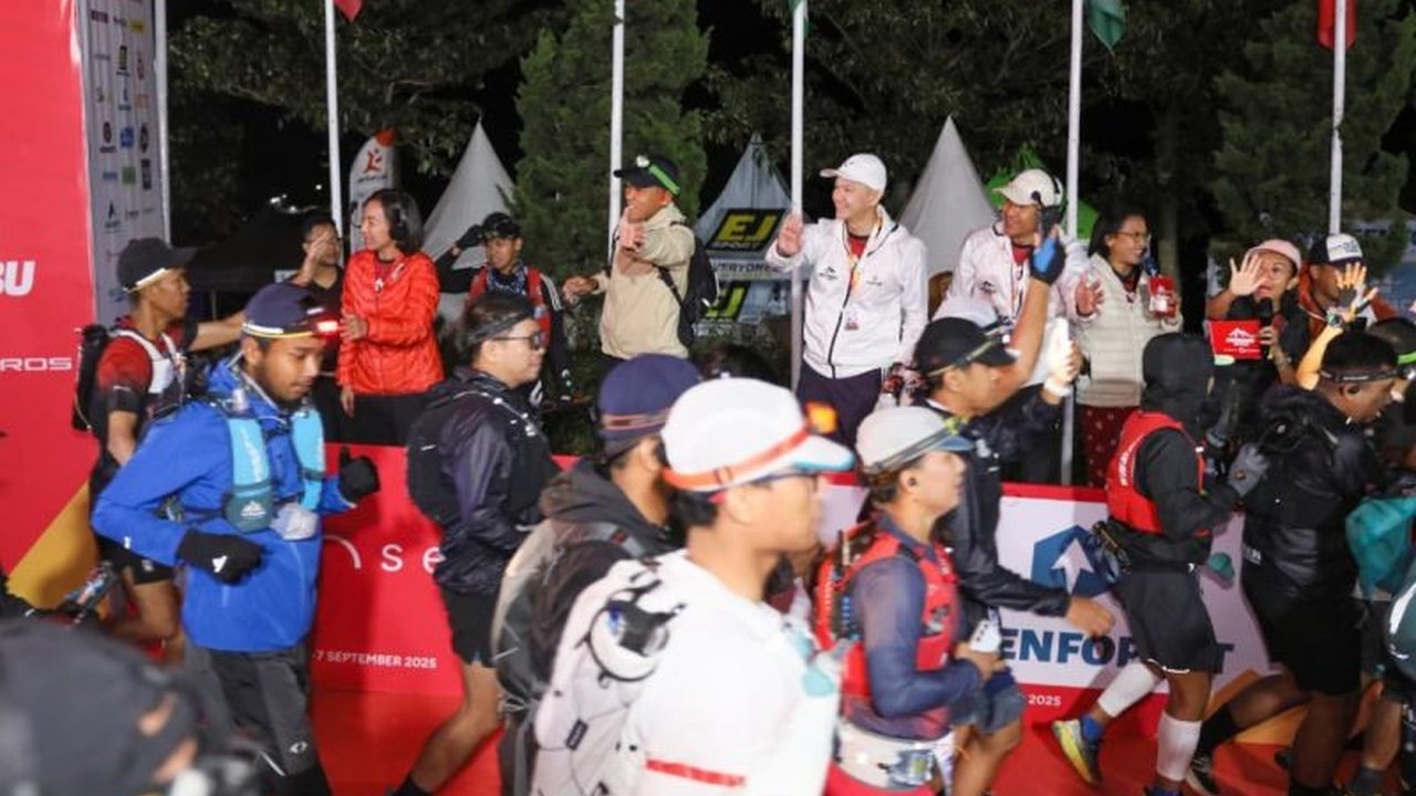 Merbabu Sky Run 2025 sukses menarik 1.700 pelari dari berbagai negara. Jelajahi keindahan alam Magelang dan Semarang dalam ajang sport tourism yang menantang ini!