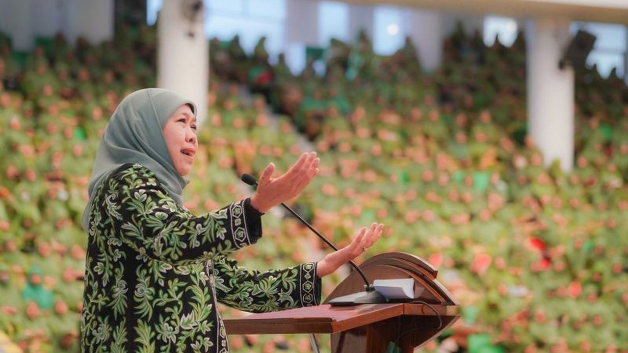 Gubernur Khofifah ingatkan Muslimat NU tentang pentingnya Saring Sebelum Sharing informasi di media sosial. Mengapa prinsip ini krusial untuk akhlak dan karakter anak bangsa?