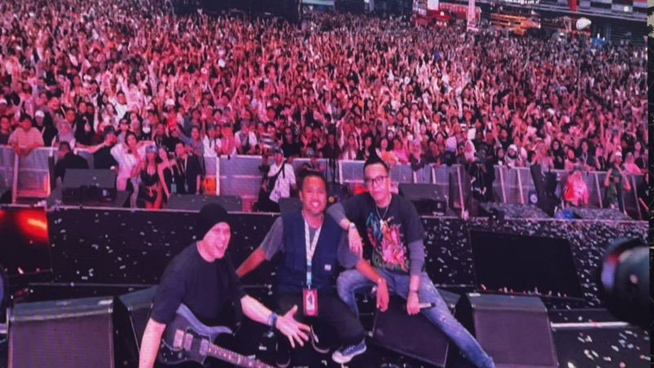 Penyanyi legendaris Ari Lasso tunjukkan solidaritas di panggung Pestapora 2025, membela Festival Director Kiki Ucup dari tekanan isu sponsor PT Freeport Indonesia. Ada apa sebenarnya?