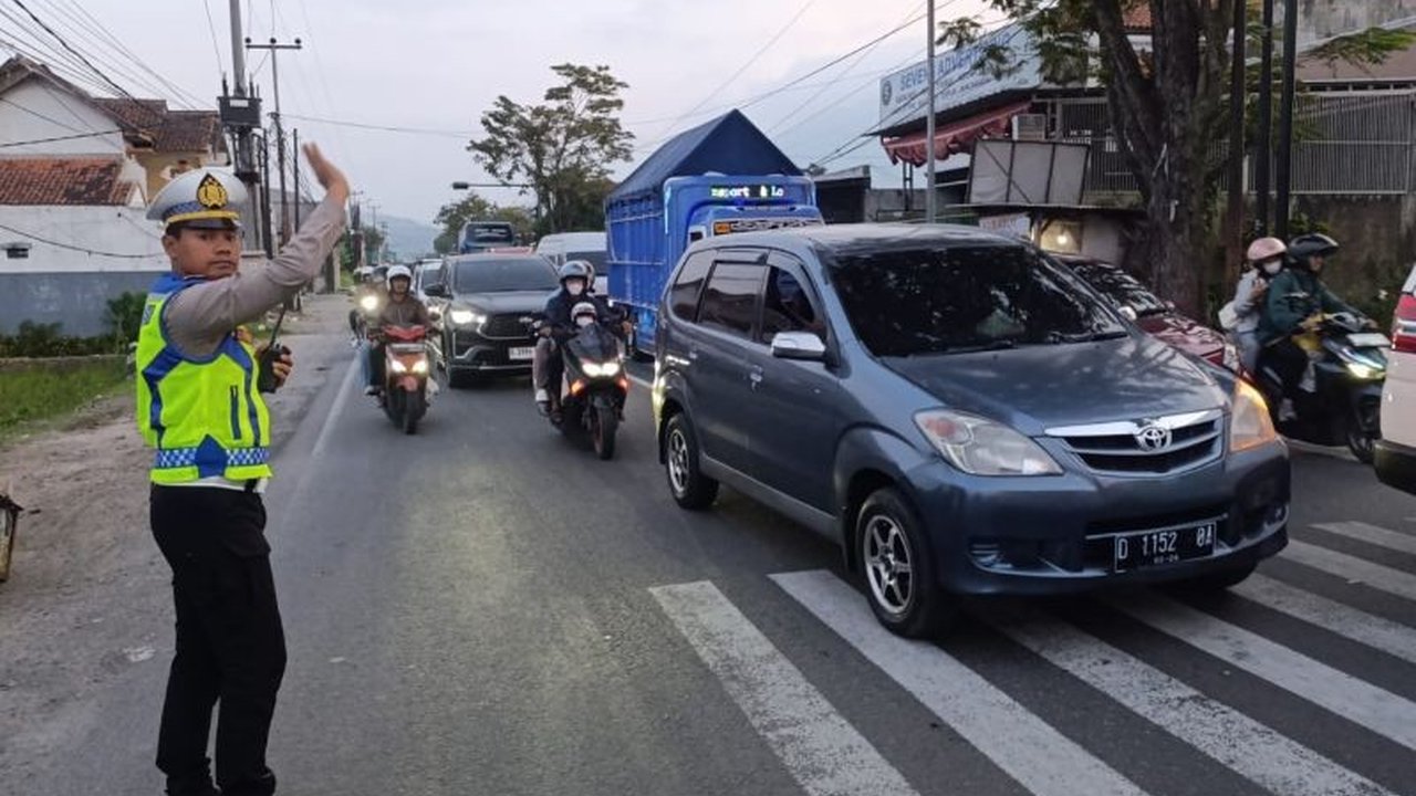Polres Garut melakukan penertiban truk di jalur Garut-Bandung untuk mencegah kemacetan parah selama libur panjang. Mengapa truk dilarang beroperasi di jam tertentu?