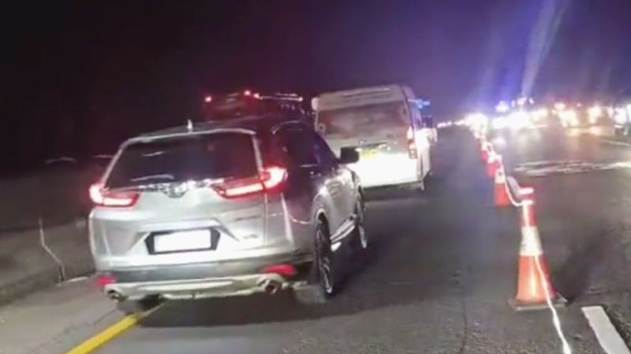 PT Jasamarga Transjawa Tol (JTT) memberlakukan rekayasa lalu lintas contraflow Tol Japek saat arus balik libur panjang Maulid Nabi Muhammad SAW. Ketahui detail perpanjangan dan alasannya!