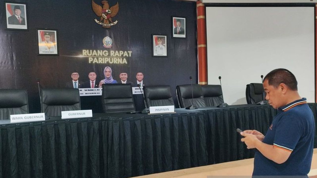DPRD Sulsel gelar rapat paripurna maraton APBD Perubahan 2025 di kantor sementara BMBK. Simak jadwal lengkap dan alasan di balik lokasi tak biasa ini!