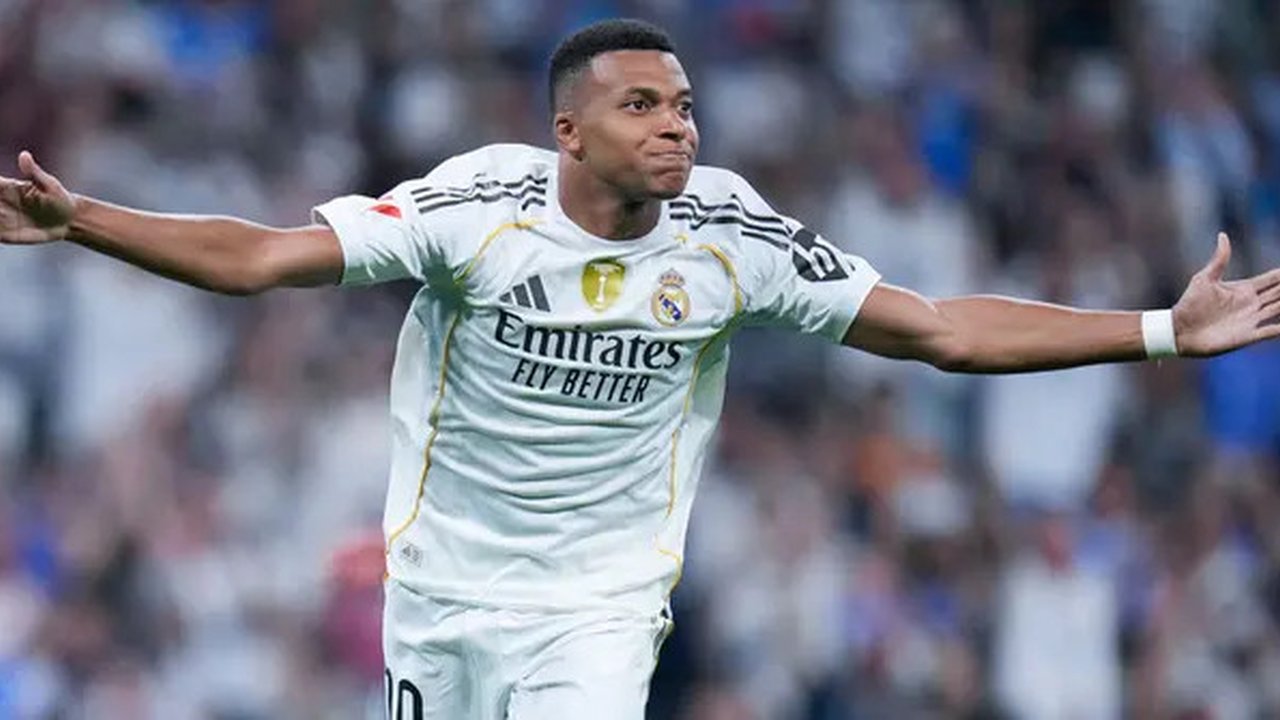 Pemain Real Madrid, Kylian Mbappe, melakukan selebrasi setelah mencetak gol ke gawang Osasuna pada laga pekan perdana La Liga di Stadion di Santiago Bernabeu, Rabu (20/8/2025) dini hari WIB.