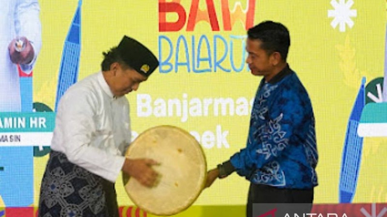 Pemerintah Kota Banjarmasin kembali menggelar Banjarmasin Art Week 2025, sebuah festival seni yang tak hanya merayakan kreativitas, tetapi juga menjadi wadah penting regenerasi budaya Banjar. Apa saja yang menarik dari perhelatan akbar ini?