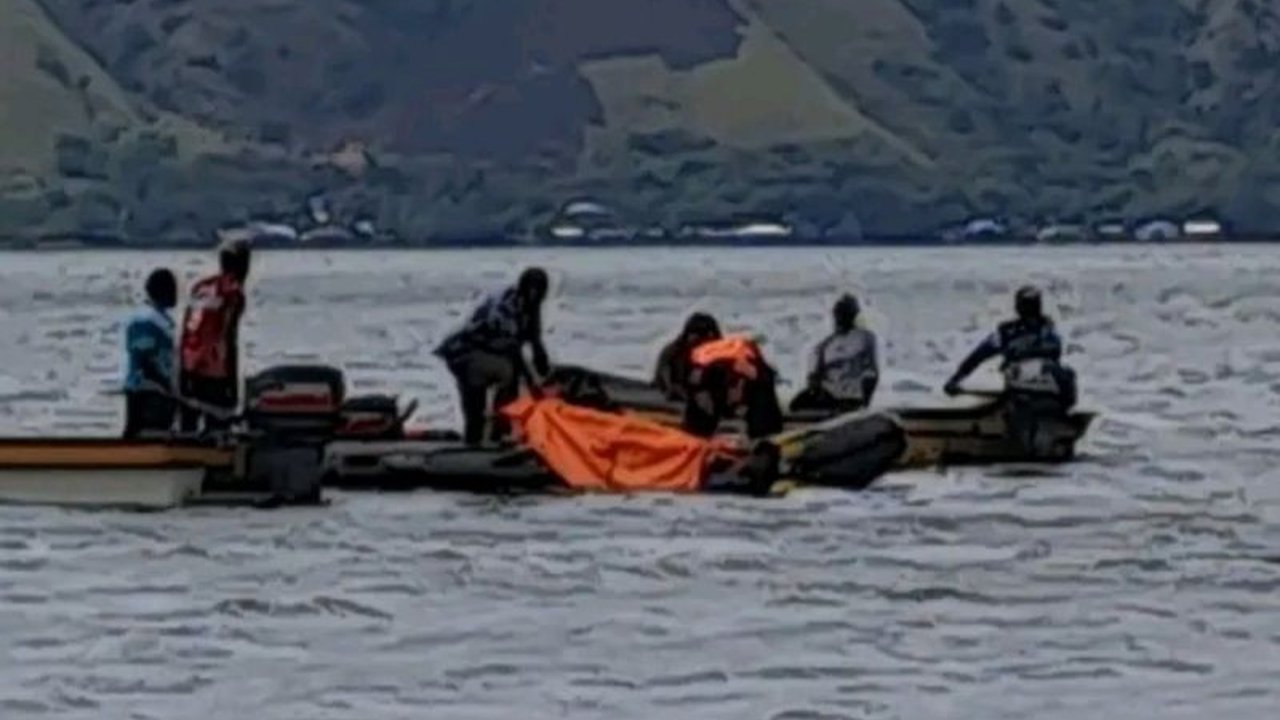Seorang korban tersambar petir saat memancing di Danau Sentani akhirnya ditemukan meninggal dunia. Bagaimana tim SAR melakukan pencarian intensif ini?