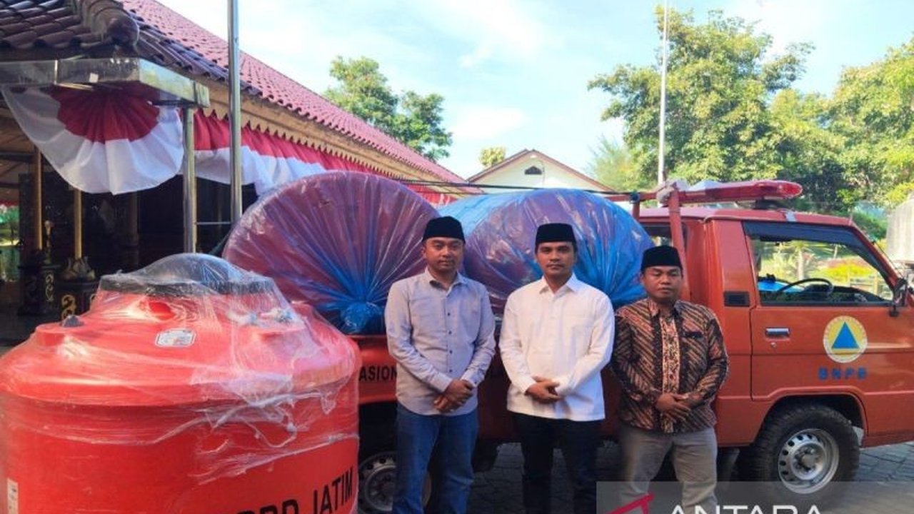 Pemerintah Kabupaten Bangkalan menyalurkan 26 unit **bantuan tandon air** ke desa-desa rawan kekeringan kritis. Bagaimana strategi jangka pendek dan panjang Pemkab atasi krisis air ini?