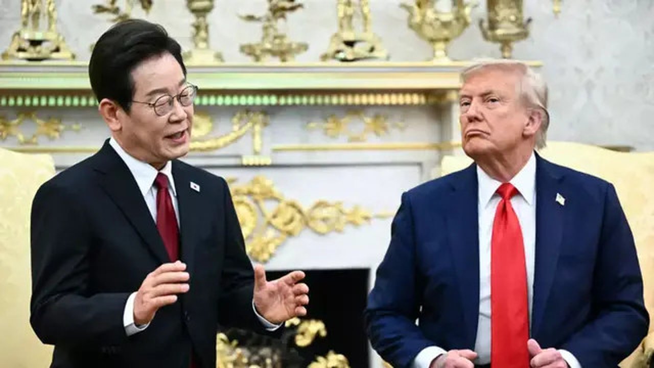 Presiden AS Donald Trump bersama dengan Presiden Korea Selatan Lee Jae Myung di Ruang Oval Gedung Putih pada 25 Agustus 2025 (Dok. AFP/Mandel Ngan).
