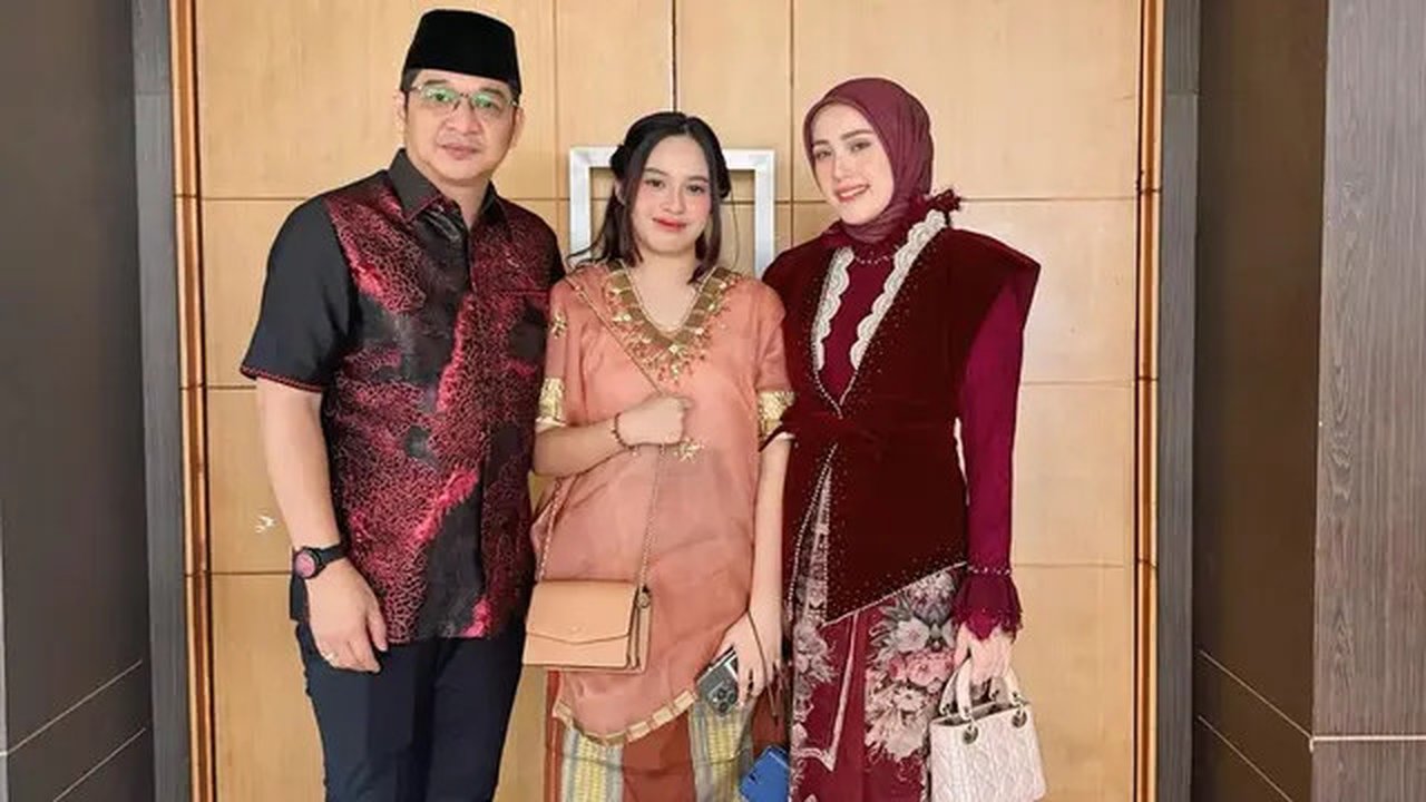 Pasha Ungu, Adelia Wilhelmina, dan Shakiena Azalea kondangan di Palu. [IG: @adeliapasha]