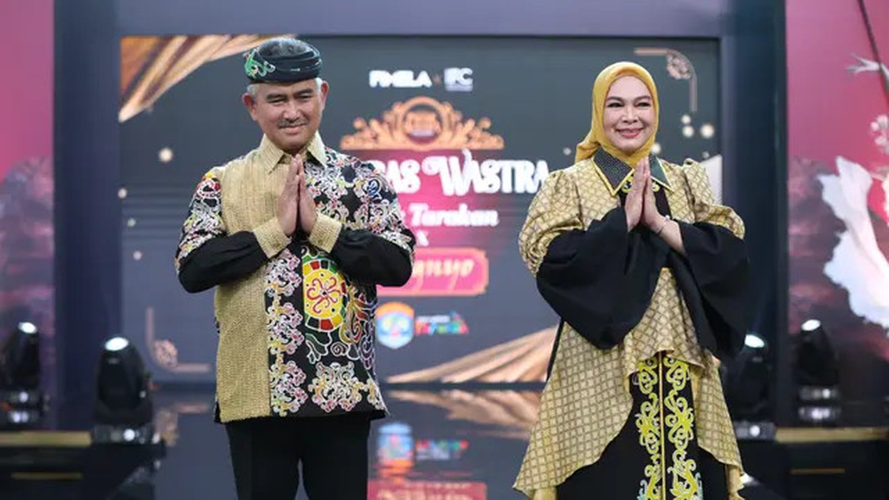 Wali Kota Tarakan, dr. H. Khairul, M.Kes., didampingi sang istri Ketua Dekranasda Kota Tarakan, Sitti Rujiah, S.Keb., Bdn., memperlihatkan busana Tarakan. (sumber: Budy Sasonto)