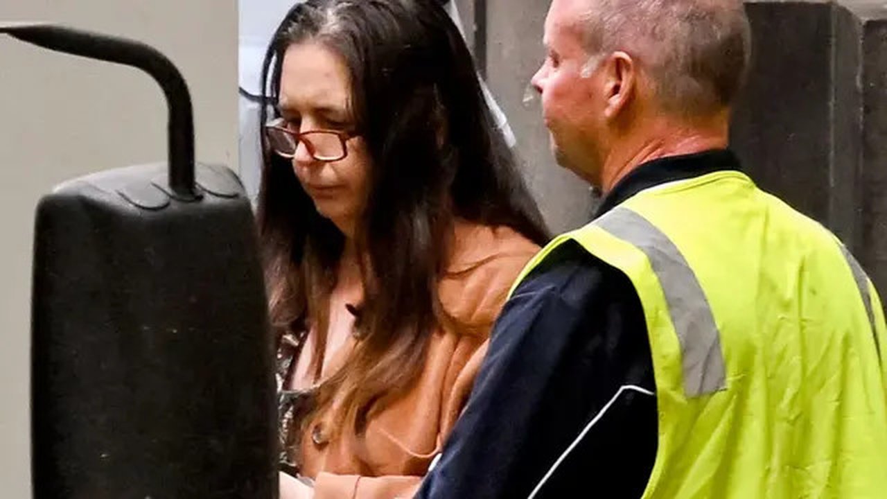 Terpidana kasus pembunuhan Erin Patterson meninggalkan Mahkamah Agung Victoria di Melbourne pada 8 September 2025 (Dok. AFP/William West).