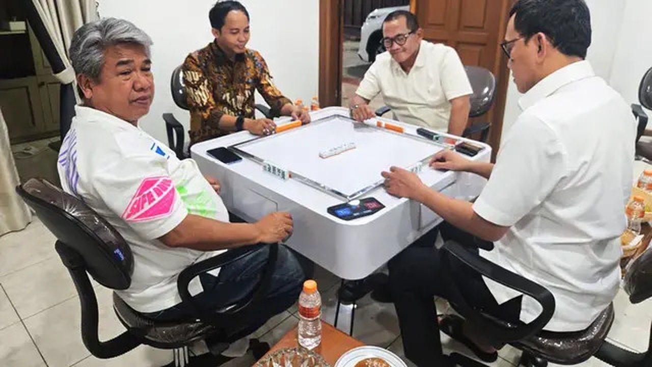 Menhut Raja Juli Main Domino Bareng Eks Tersangka Pembalakan Liar Viral (Istimewa)