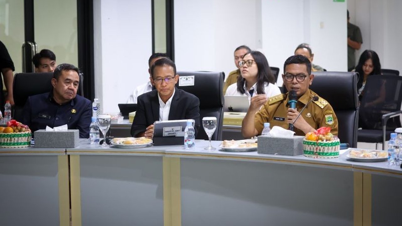 Pemprov Banten serius membahas percepatan pembangunan Jalur MRT Tangerang Raya. Simak detail progres dan tantangan proyek transportasi massal vital ini!