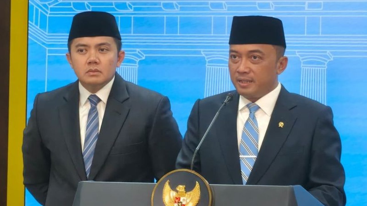 Mensesneg Prasetyo Hadi membantah isu reshuffle kabinet yang dilakukan Presiden Prabowo Subianto bertujuan menyingkirkan menteri era Jokowi. Siapa saja yang diganti dan dilantik?