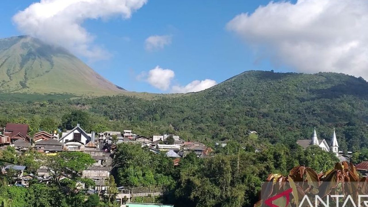 Aktivitas Gunung Lokon di Tomohon mencatat puluhan gempa vulkanik dangkal dalam sehari. Simak penjelasan lengkap mengenai fenomena peningkatan aktivitas Gunung Lokon ini dan imbauan bagi warga sekitar.