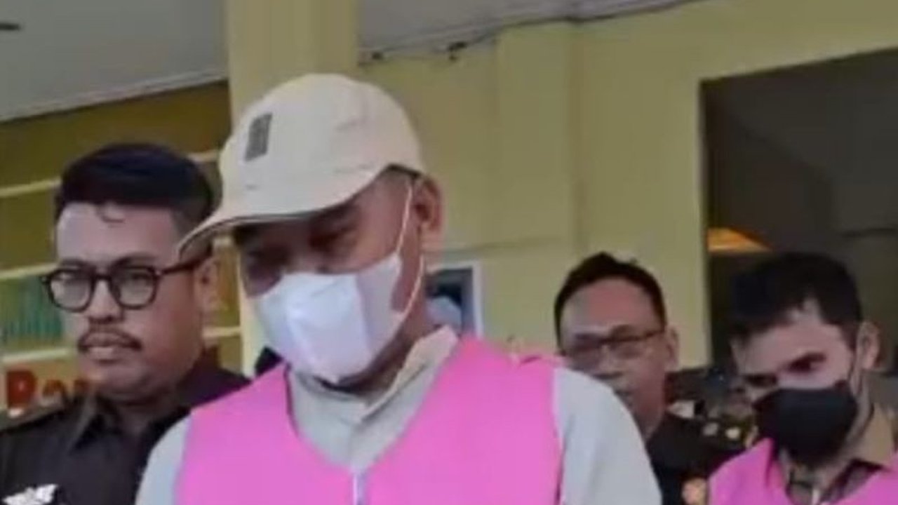 Kejaksaan Negeri Muna menetapkan dua tersangka kasus korupsi dana BOK JKN Puskesmas Lohia, mengungkap kerugian negara fantastis dan modus operandi yang merugikan keuangan publik.