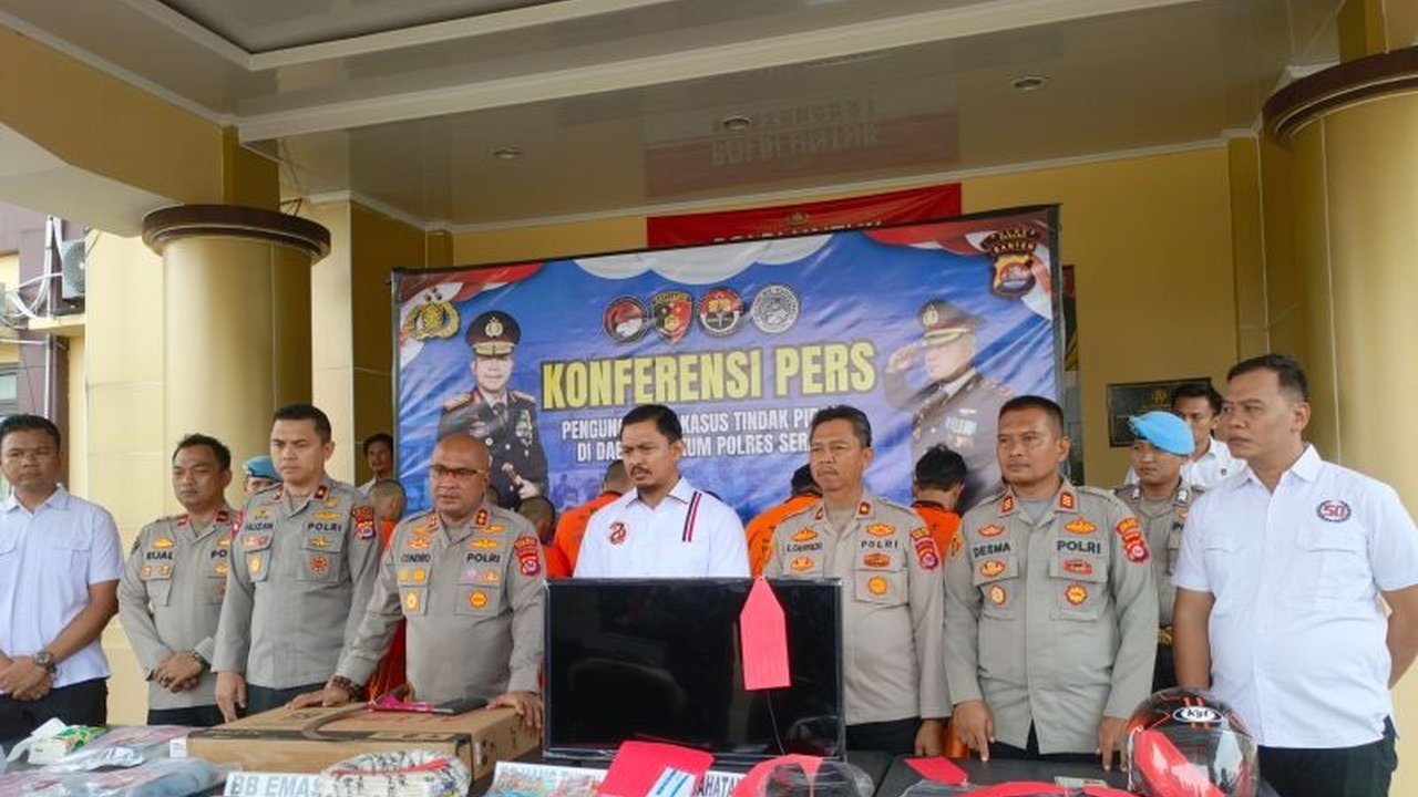 Polres Serang berhasil meringkus delapan pelaku komplotan curanmor dan begal yang meresahkan warga. Simak detail penangkapan dan barang bukti yang disita.