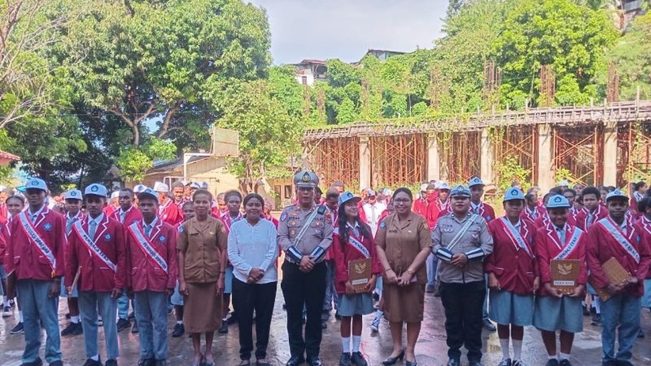 Polresta Jayapura Kota semakin gencar melaksanakan program Police Go to School untuk menanamkan kesadaran tertib berlalu lintas sejak dini kepada para pelajar, demi keselamatan bersama di jalan.