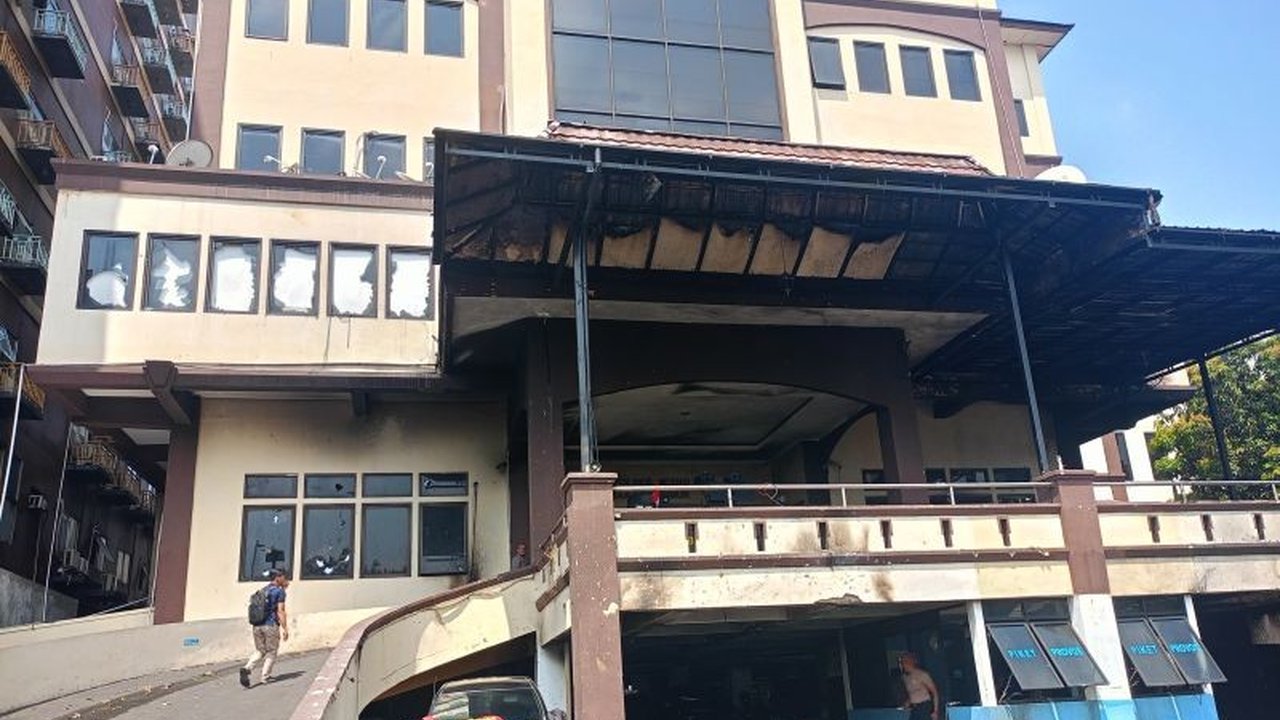 Simak detail kerugian penyerangan Mapolres Jaktim yang terjadi dini hari. Dari tujuh kendaraan dinas hingga belasan mobil pribadi hangus, apa saja yang rusak dan siapa saja tersangkanya?