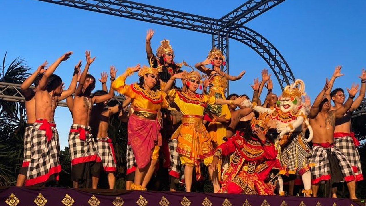 Seni Budaya Bali kembali memukau di Jepang! Ribuan warga Jepang terpikat pesona Bali dalam acara Enoshima Bali Sunset ke-18. Bagaimana kolaborasi ini memperkuat diplomasi budaya?