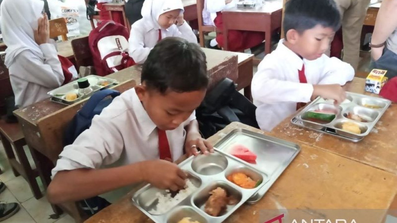 Dewan Perwakilan Rakyat Daerah (DPRD) Rejang Lebong melakukan pemantauan program Makan Bergizi Gratis di sekolah, memastikan menu yang dibagikan memenuhi standar gizi dan disukai siswa.