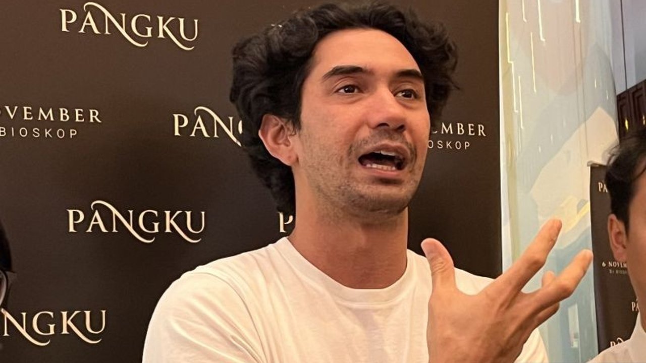 Aktor Reza Rahadian kini menjajal kursi sutradara untuk film panjang perdananya, 'Pangku'. Apa yang mendorong Reza Rahadian Sutradara Film ini mengambil langkah besar tersebut? Simak selengkapnya.
