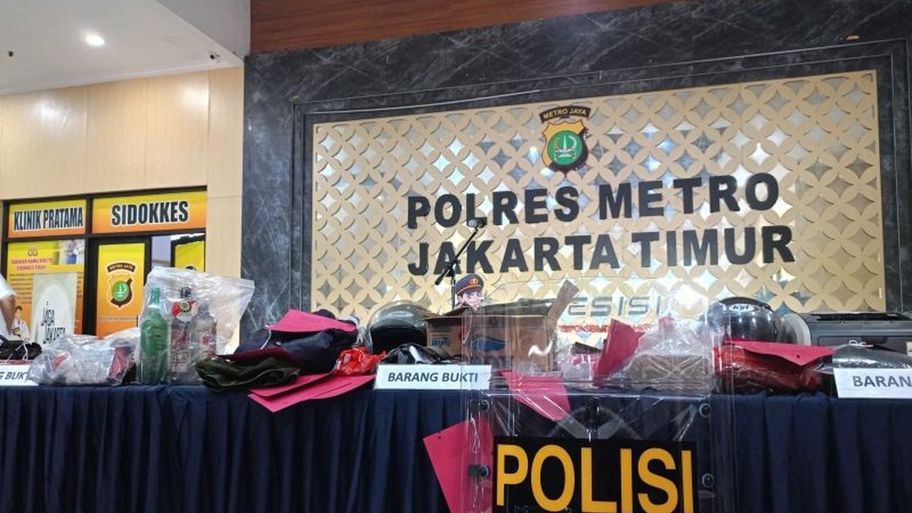 Kasus penjarahan tujuh senjata api di Mapolsek Matraman saat penyerangan massa terungkap. Lima senjata masih hilang, polisi terus selidiki. Apa motif di baliknya?