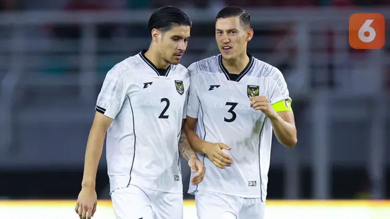Pemain Timnas Indonesia, Kevin Diks berbincang dengan Jay Idzes saat melawan Timnas Lebanon dalam laga FIFA Matchday 2025 di Stadion Gelora Bung Tomo, Surabaya, Senin (8/9/2025).