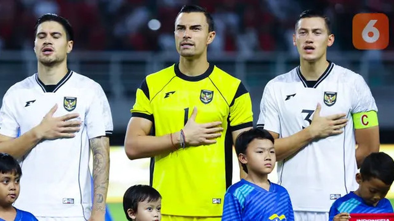 Pemain Timnas Indonesia, Emil Audero, Kevin Diks, dan Jay Idzes menyanyikan lagu kebangsaan Indonesia Raya saat melawan Timnas Lebanon dalam laga FIFA Matchday 2025 di Stadion Gelora