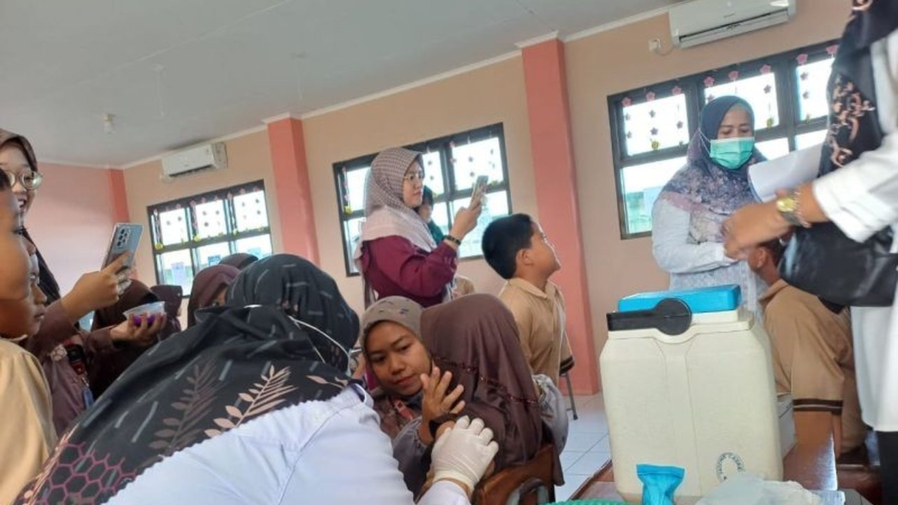 Program Bulan Imunisasi Anak Sekolah (BIAS) menyasar ribuan pelajar di Lebak, Banten, demi menciptakan generasi muda yang sehat dan unggul. Simak detail pencapaiannya!