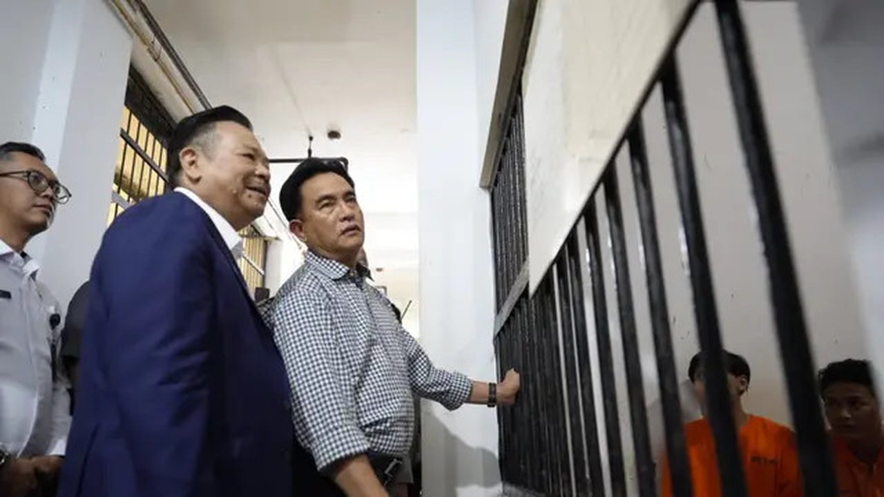 Menteri Koordinator Hukum, Hak Asasi Manusia, Imigrasi dan Pemasyarakatan (Kumham Imipas), Yusril Ihza Mahendra, dan wakilnya Otto Hasibuan mendatangi Polda Metro Jaya, Selasa (9/9/2025). (Do