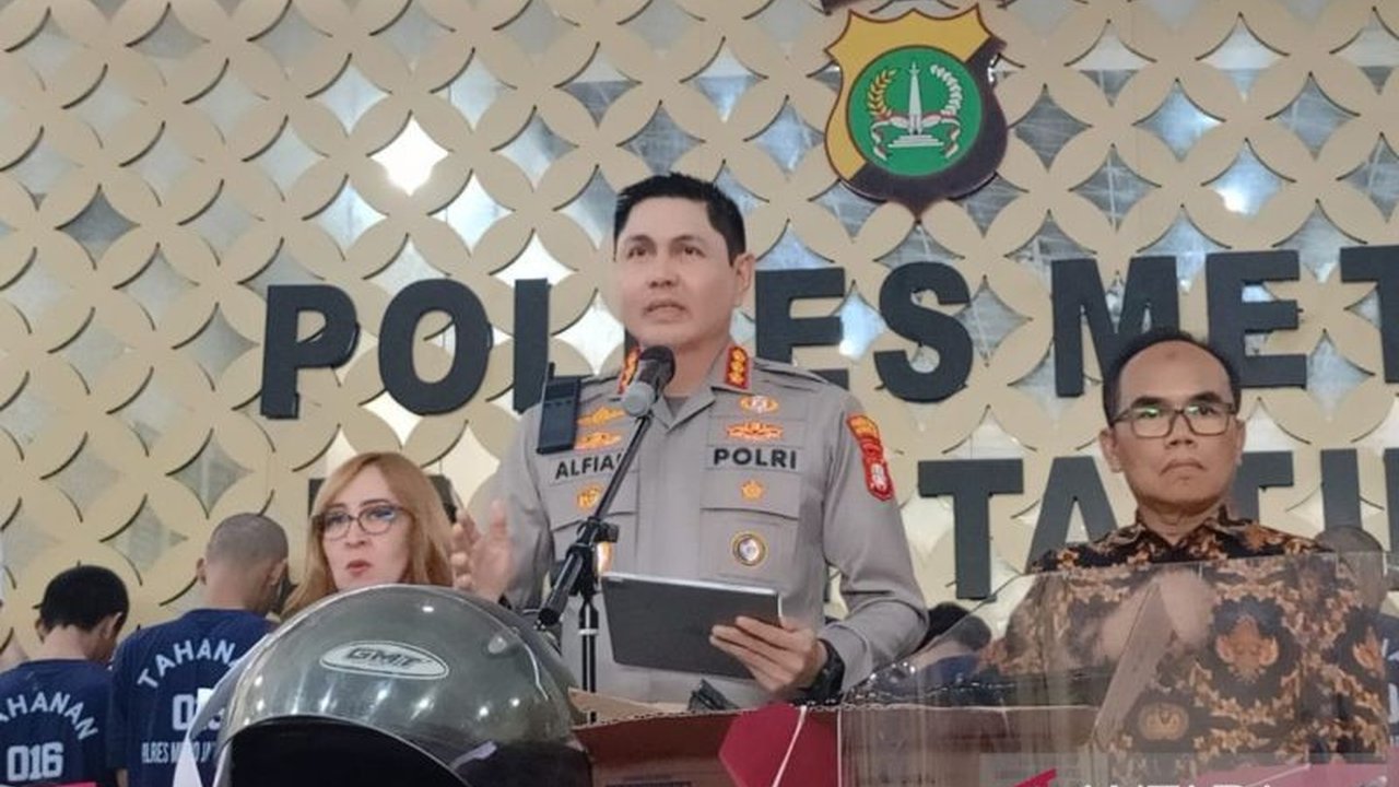Kepolisian Metro Jakarta Timur terus mendalami kemungkinan adanya dalang dan penyokong dana di balik aksi perusakan kantor polisi di Jaktim, termasuk penggunaan bom molotov. Siapa di baliknya?