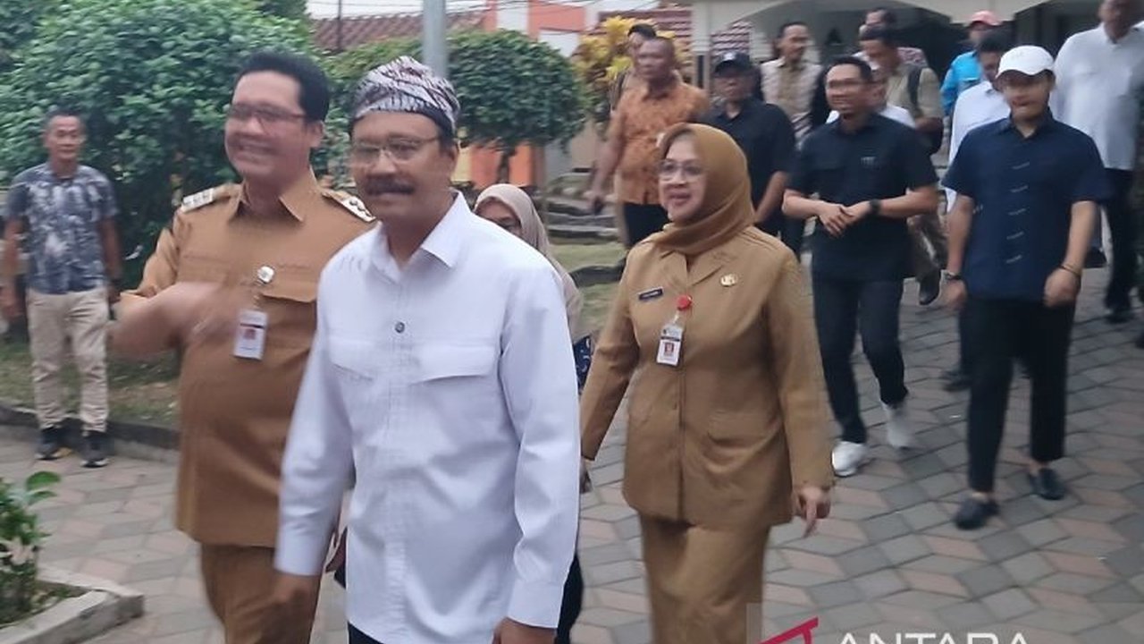 Menteri Sosial Saifullah Yusuf mengungkapkan siswa Sekolah Rakyat kini mendapatkan pemenuhan gizi yang baik, makan tiga kali sehari, serta kudapan dua kali. Penasaran bagaimana Sekolah Rakyat memastikan kualitas pendidikan dan gizi anak bangsa?