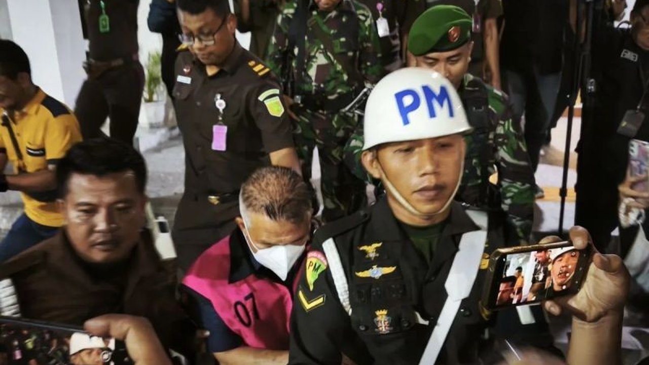 Kejati Lampung mengonfirmasi Tersangka Korupsi Gerbang Rumah Dinas Lampung Timur Meninggal dunia. Bagaimana nasib kelanjutan kasus yang juga menyeret Bupati Lampung Timur ini?