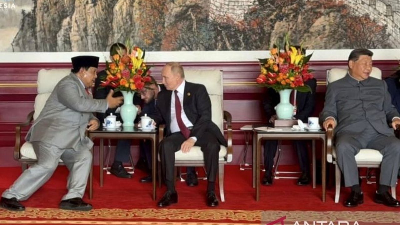 Meskipun sempat ada gejolak domestik, kehadiran Prabowo di China pada undangan khusus Xi Jinping menegaskan posisi Indonesia sebagai pemain penting di kancah global. Apa maknanya?