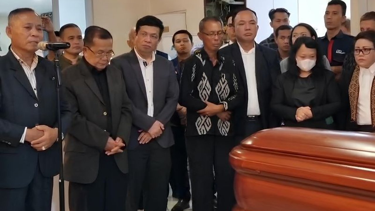 Keluarga Zetro Leonardo Purba, staf KBRI Lima, mendesak pemerintah mengusut tuntas kasus kematian Zetro akibat penembakan di Peru. Ada apa di balik insiden tragis ini?