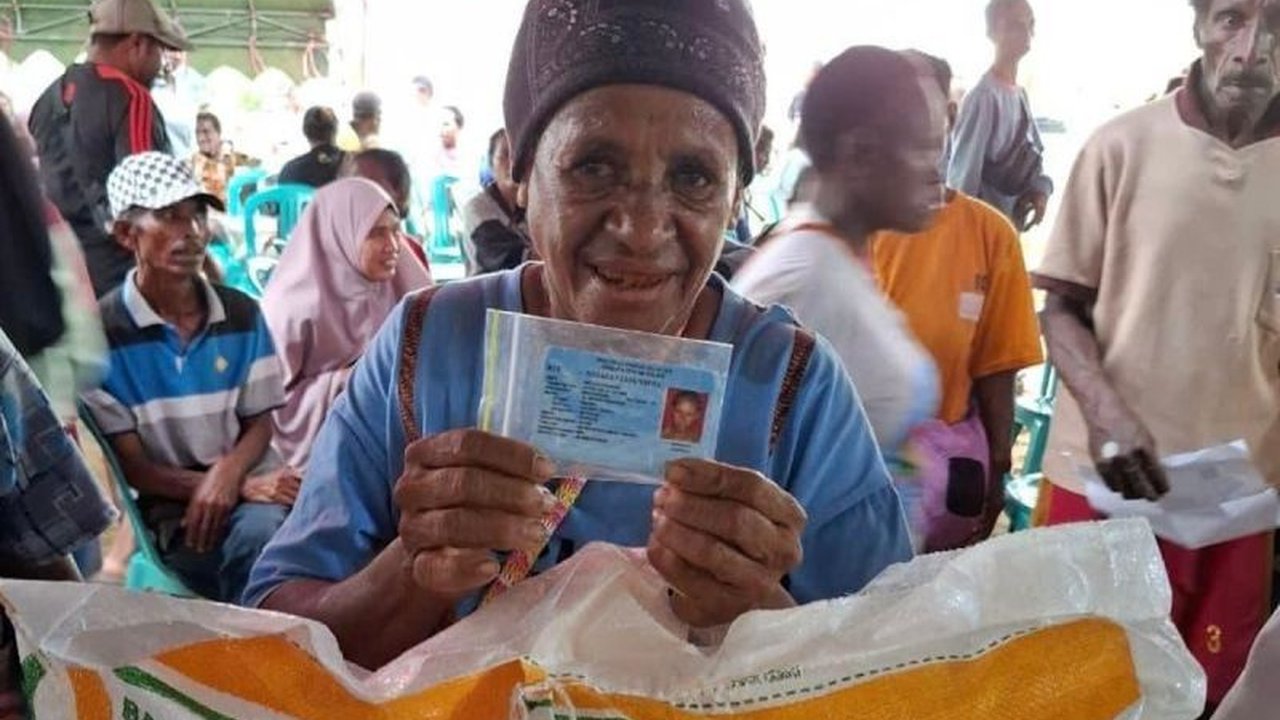 Realisasi penyaluran Bantuan Pangan Beras Bulog hampir tuntas, mencapai 99,29 persen. Simak bagaimana Bulog mengatasi tantangan distribusi untuk 18 juta lebih penerima dan komitmennya.