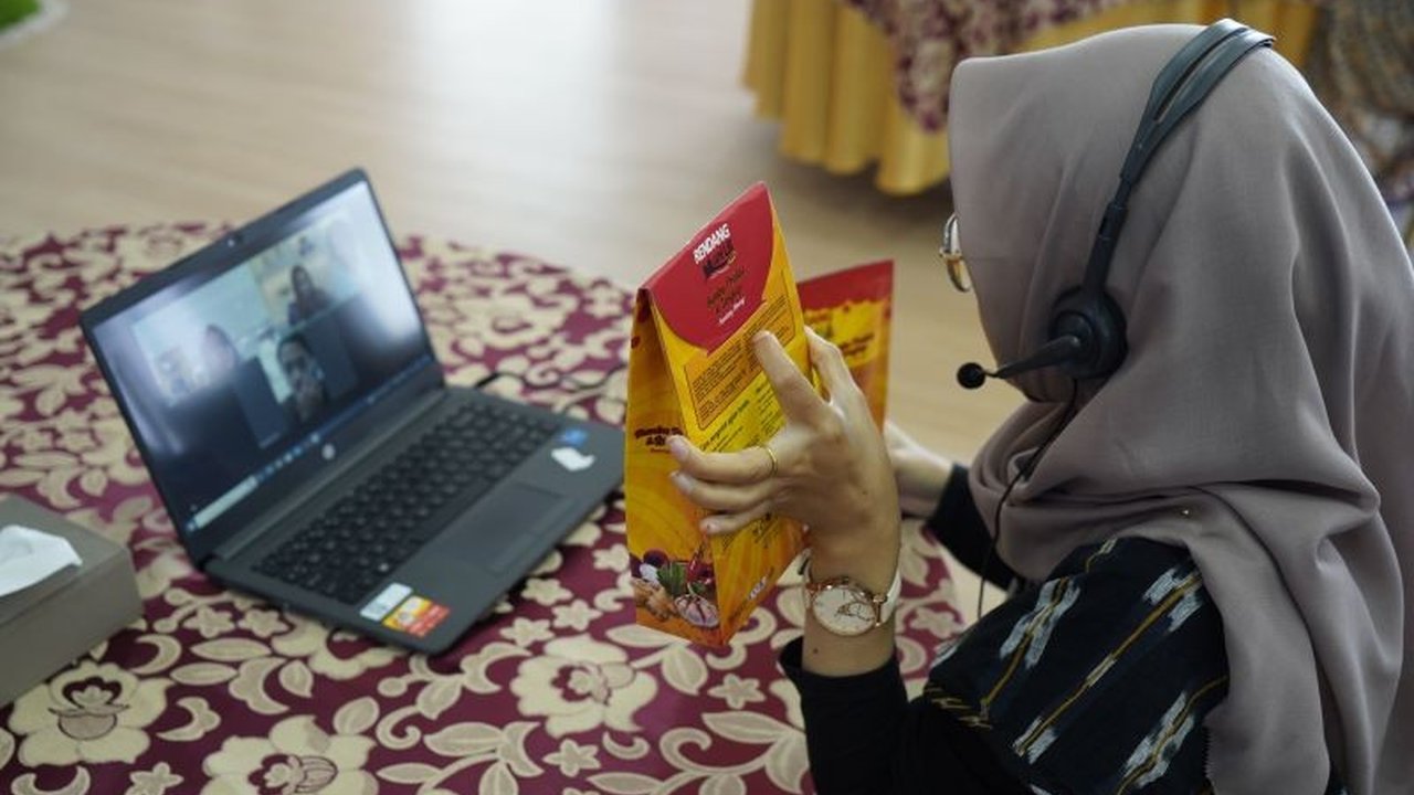 Pemerintah Kota Padang membekali 120 pelaku UMKM dengan literasi keuangan digital untuk tangkal penipuan siber dan pinjol ilegal. Simak pentingnya edukasi ini!